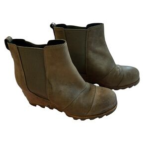 Womens SOREL Lea Elk II Peatmoss Olive Green Leather Hidden Wedge Chelsea 7.5